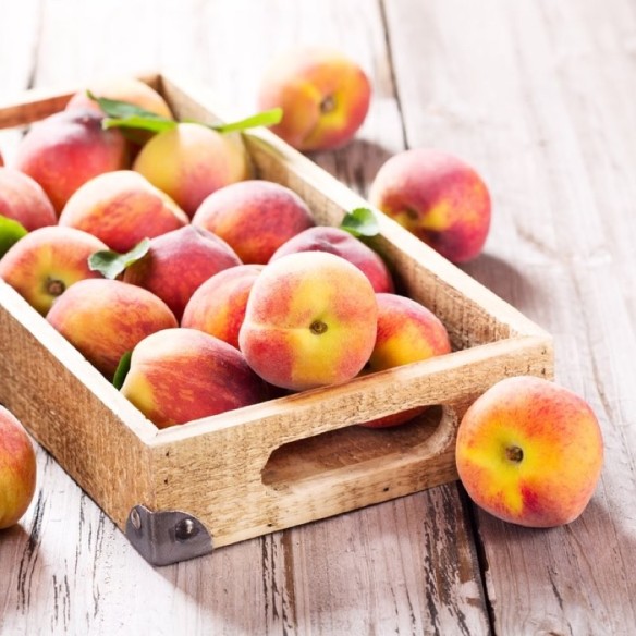 Pesche Gialle Biologiche Almaverde Bio sulla tavola